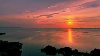 湖南洞庭湖湖面的红色夕阳橙色落日航拍视频的预览图